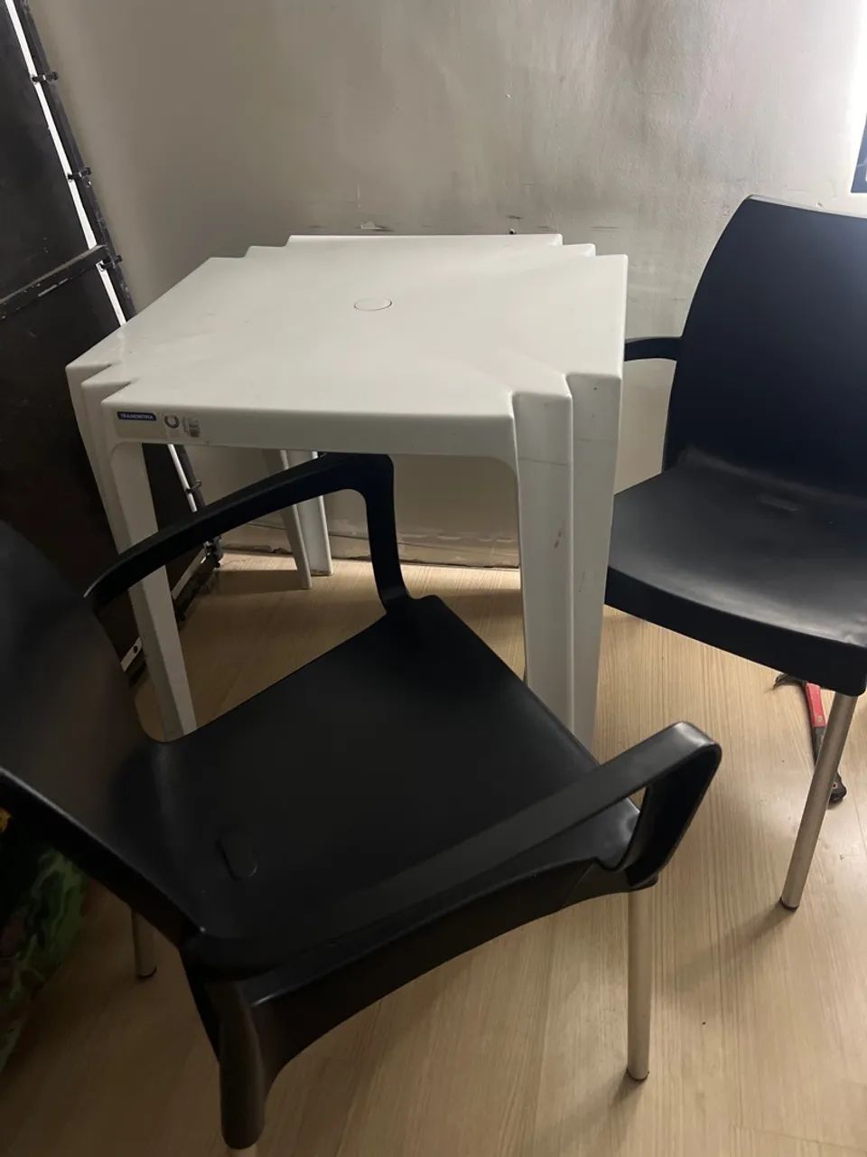 Cadeira de plástico e 2 cadeiras 