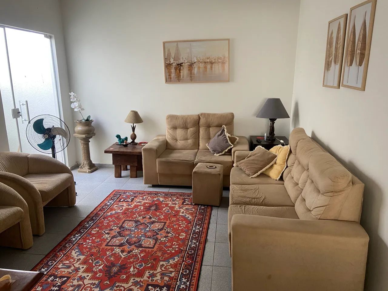 Sofá, tapete, quadros e poltronas - Foto 2