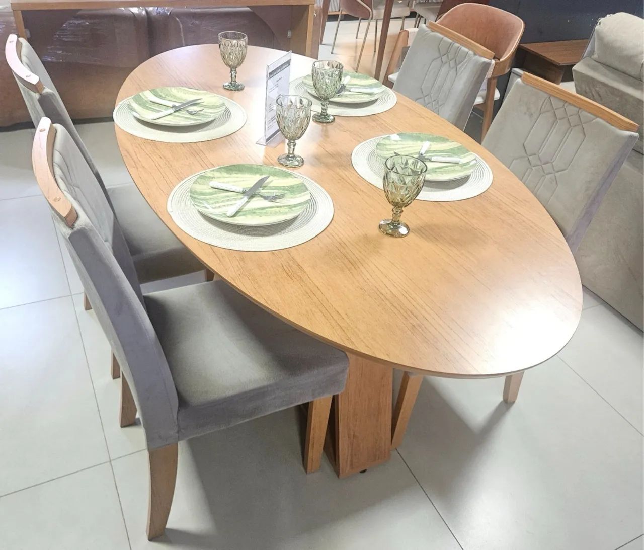 Mesa de jantar com 4 cadeiras 