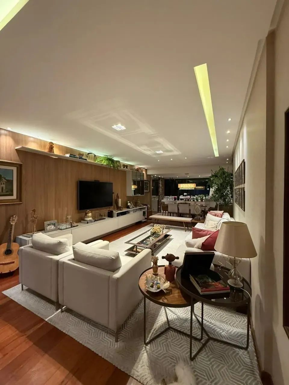 Amplo apartamento com 4 quartos, frente leste, totalmente reformado, com 2 garagens soltas