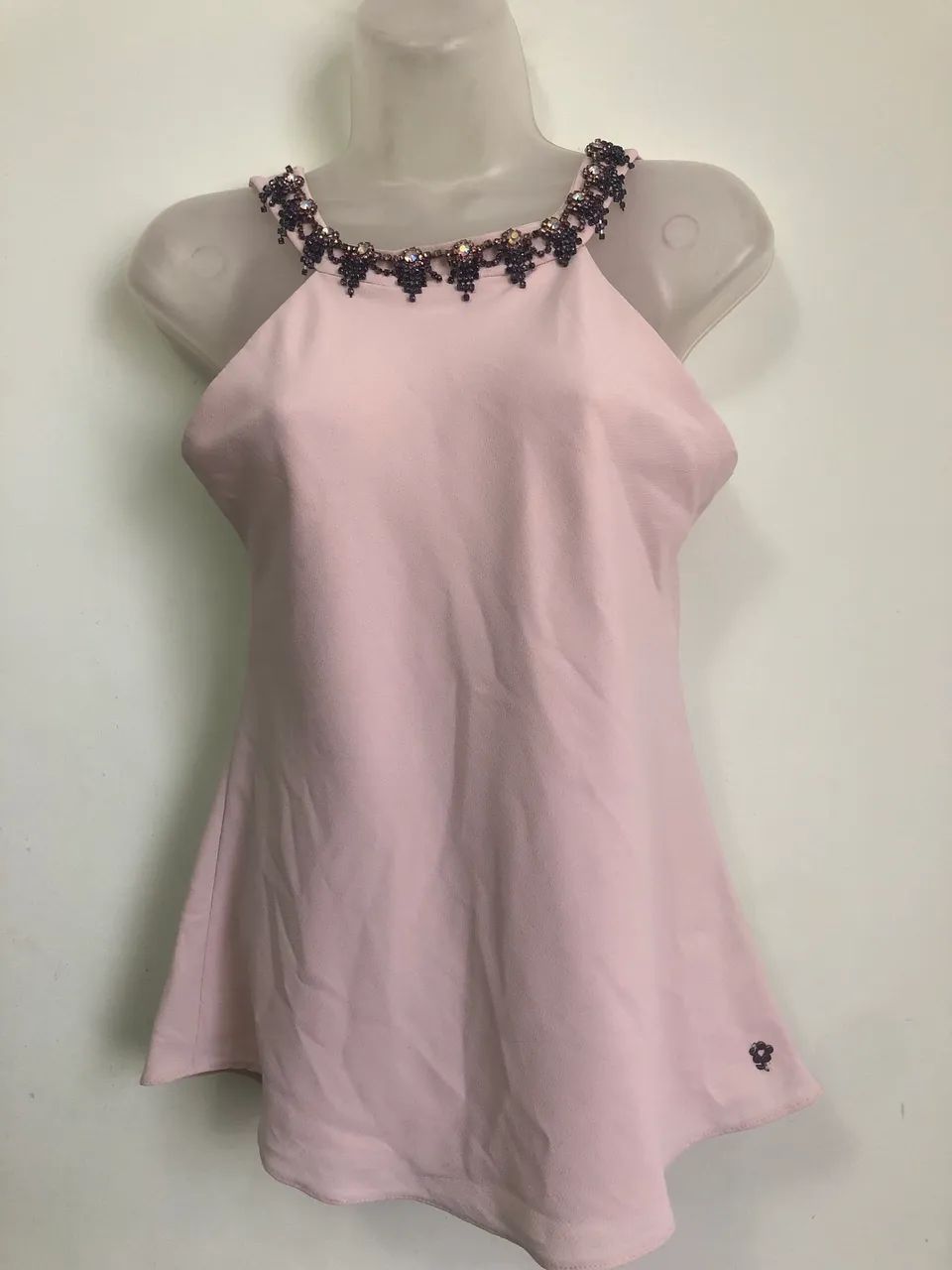Blusa bege com pedrarias 