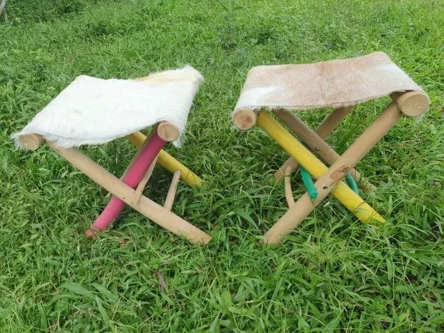 2 Bancos de madeira bonitos, com assento de pele de vaca.