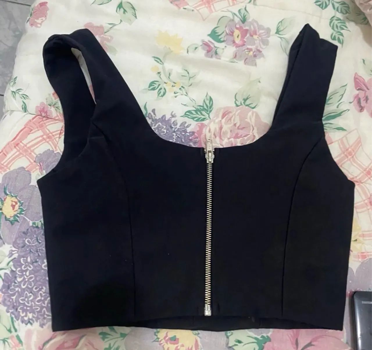 Blusa preta com decote V- Tam P - Foto 4
