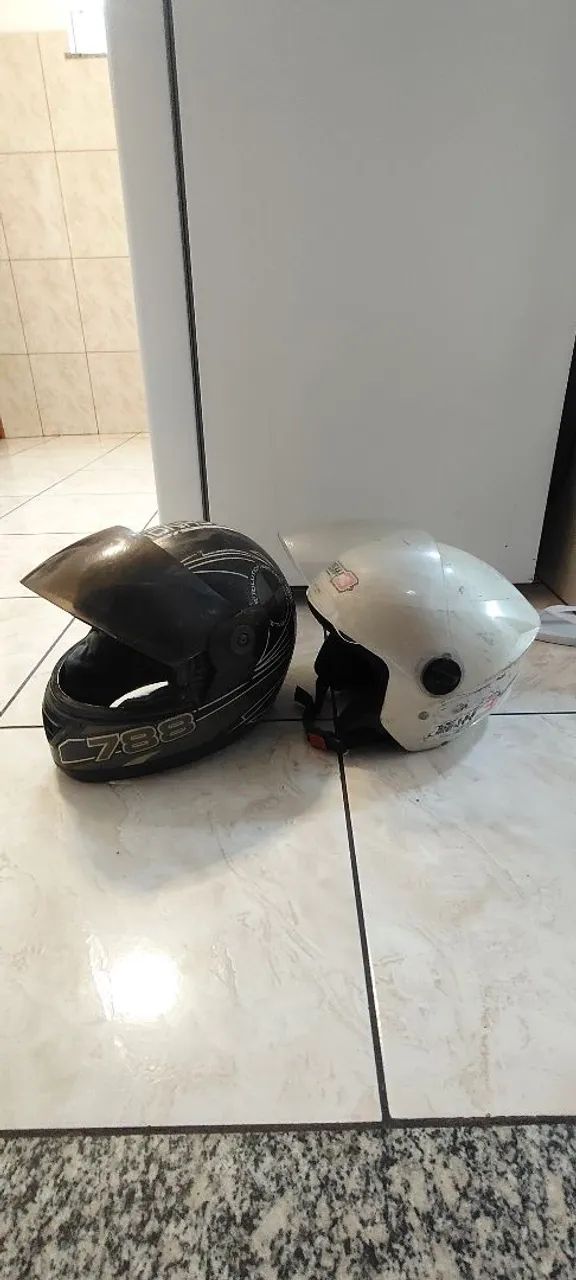2 capacetes usados