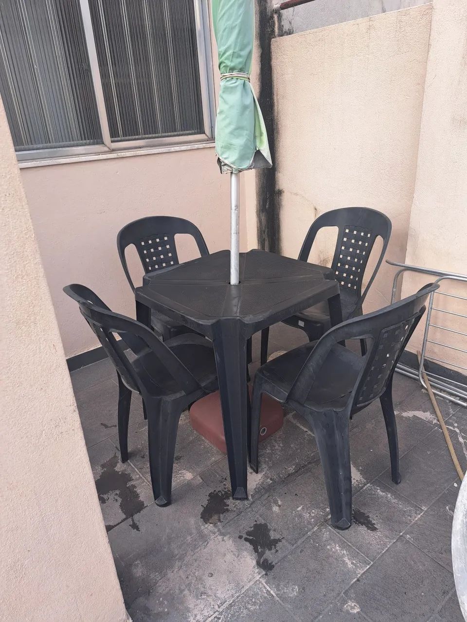 Jogo de mesas e cadeiras