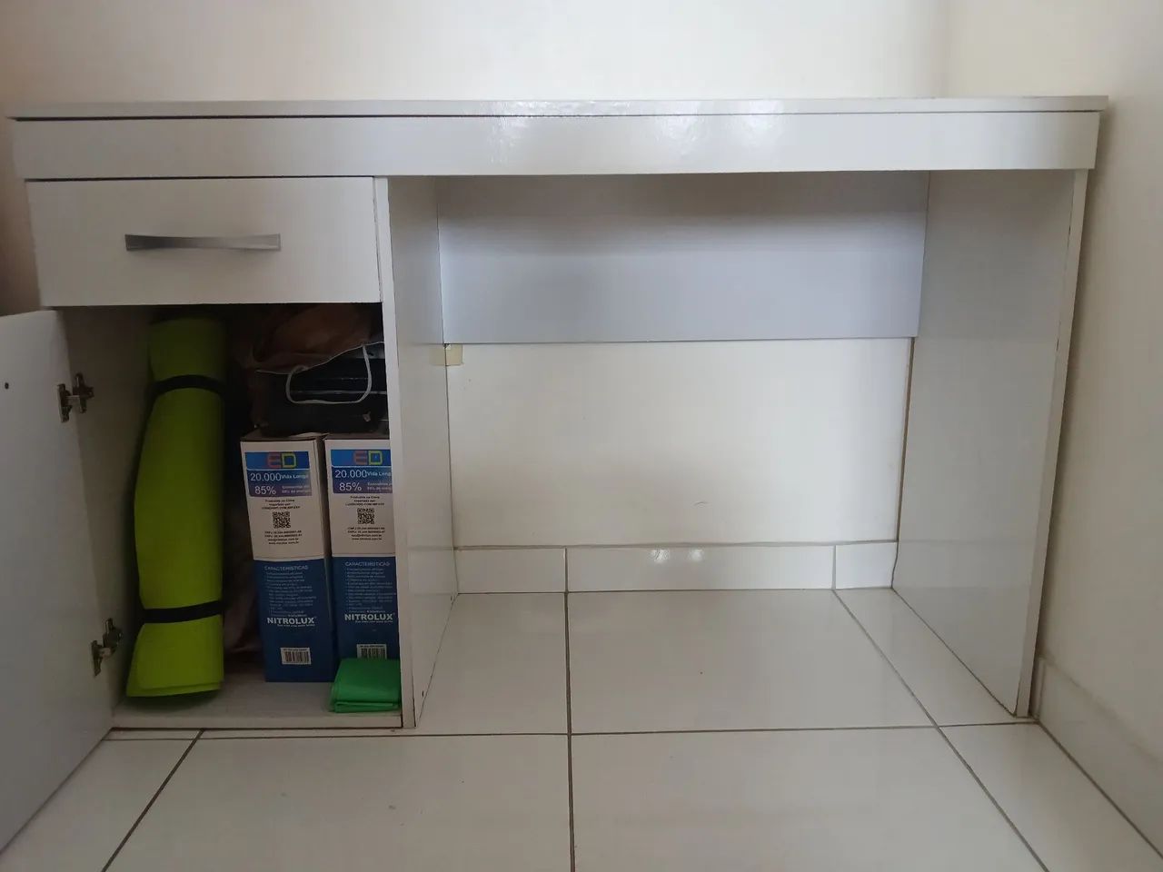 Escrivaninha com gaveta semi nova - Foto 2