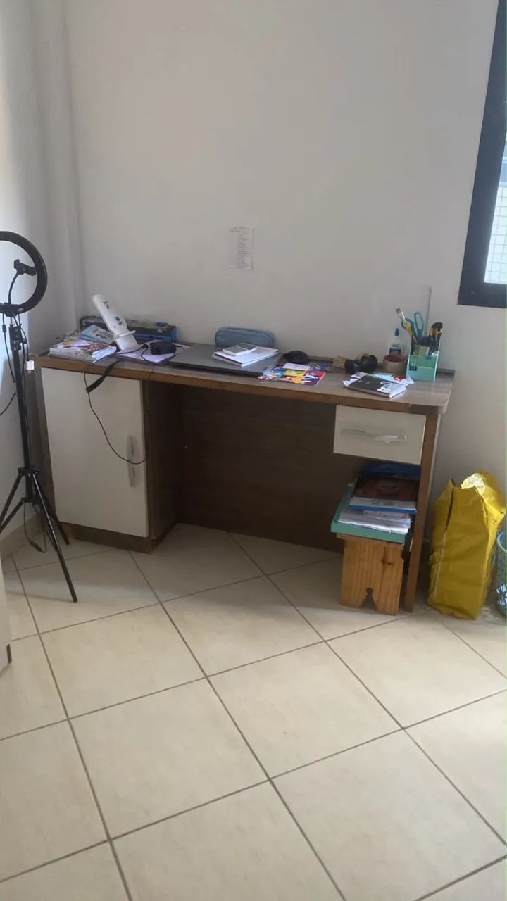 Escrivaninha Madeira muito boa 