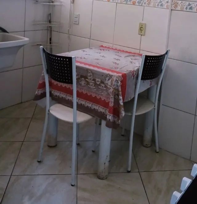 Mesa com 2 cadeiras de ferro