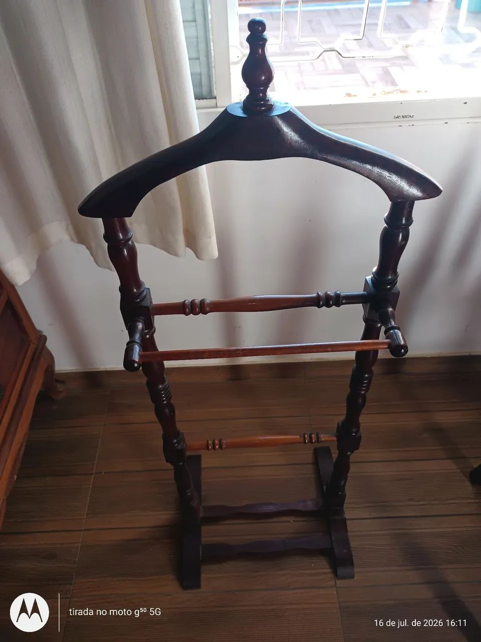 cabideiro de pé estilo colonial