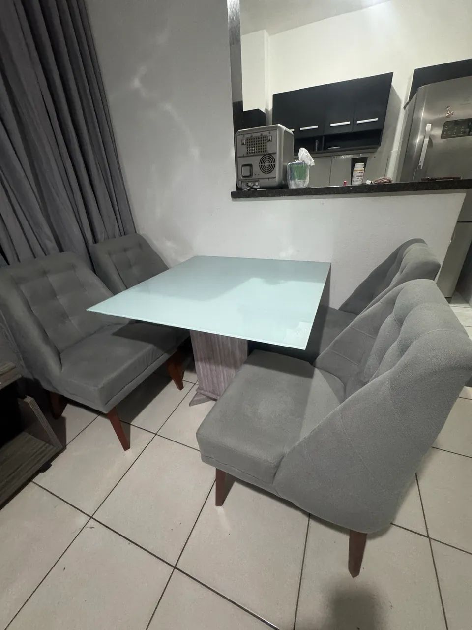 Mesa de jantar 4 lugares 