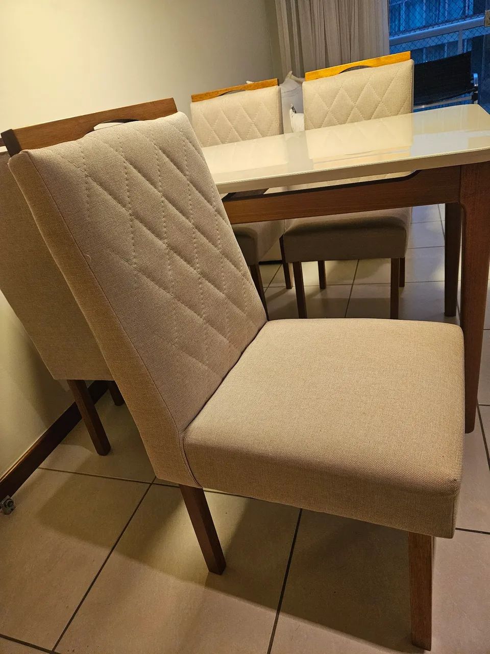 Mesa retangular tampo de vidro Off White + 4 cadeiras em linho perolado - Foto 5