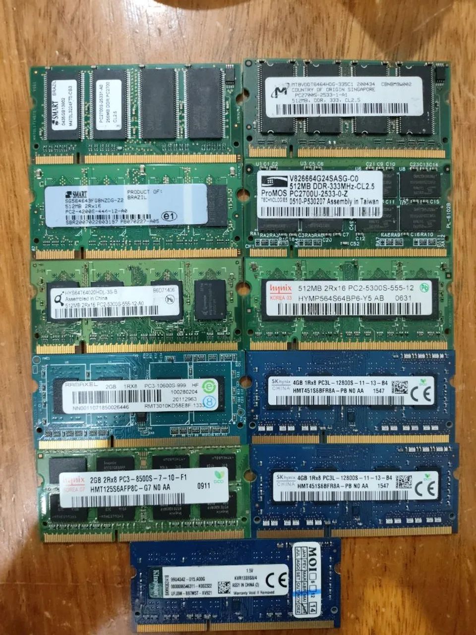 Lote com 11 memórias RAM para notebook de diversas capacidades e marcas.