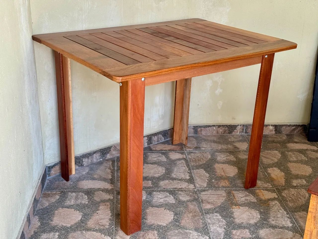 Mesa de madeira nova