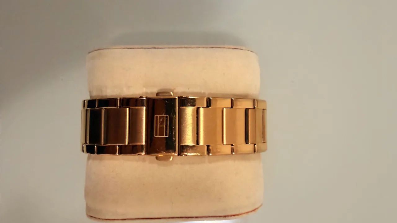 Relógio Tommy Hilfiger Dourado Inox - Foto 2