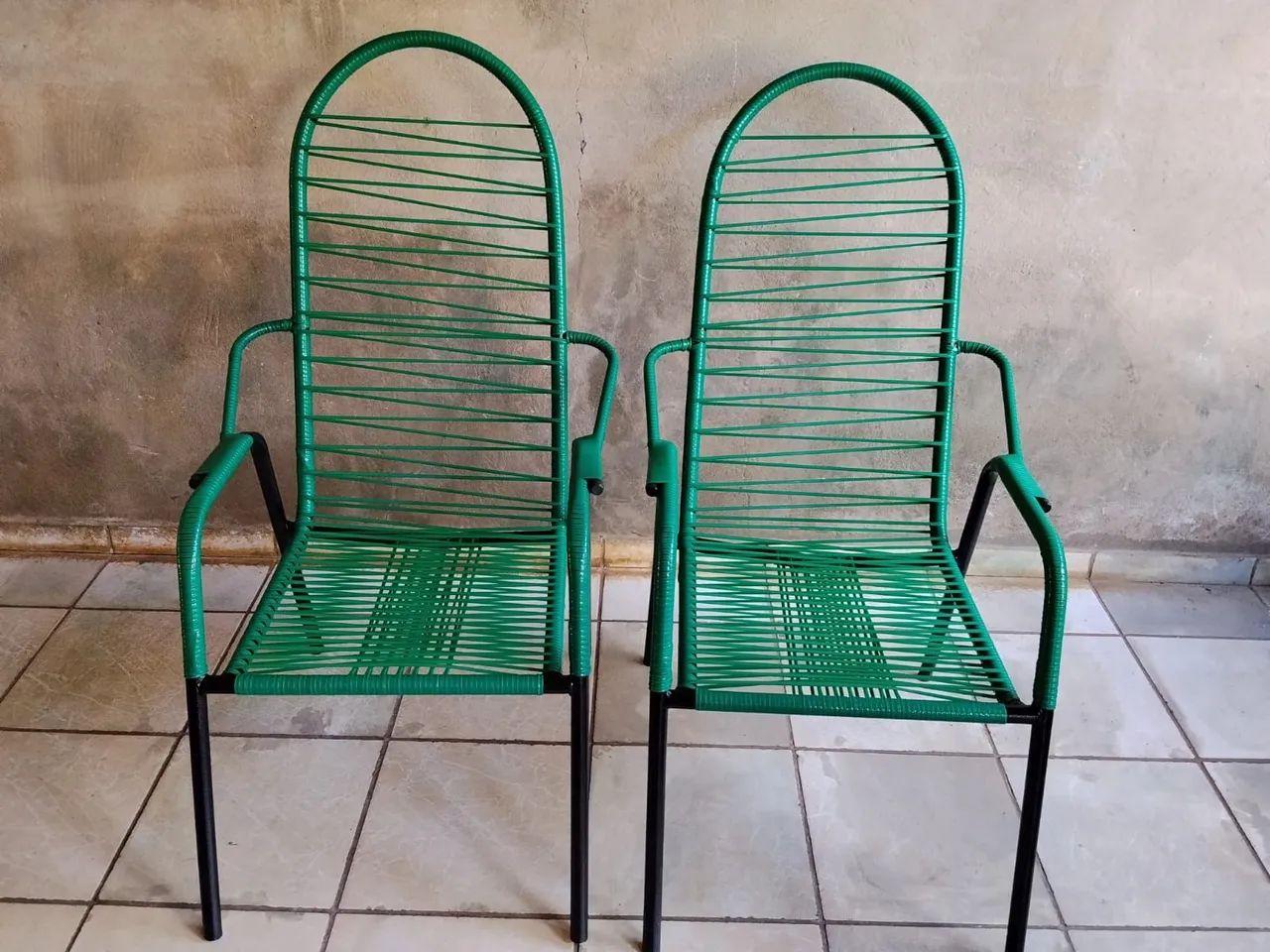 Duas cadeiras disponíveis grandes adultas 
