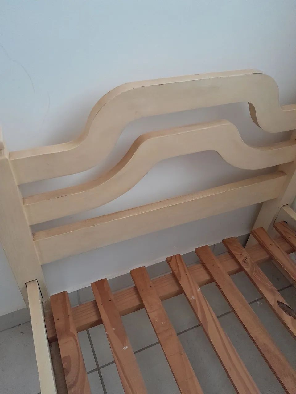Cama de solteiro de madeira 