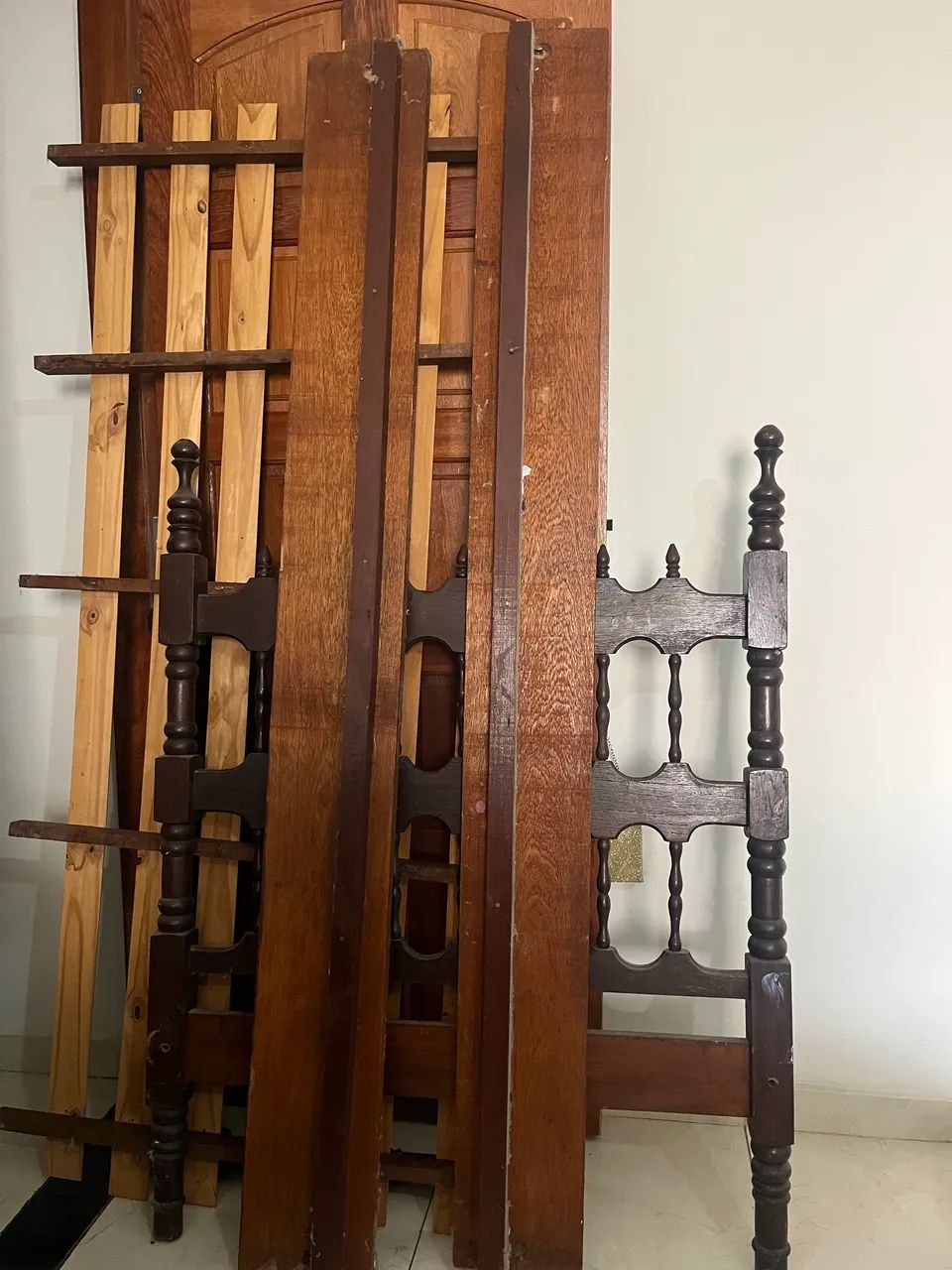 VENDE SE CAMA DE SOLTEIRO DE SUCUPIRA - Foto 5