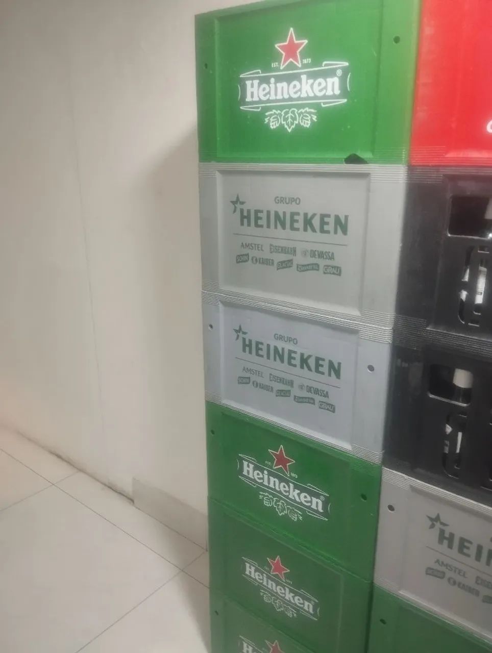 10 engradados de cervejas com 240 garrafas