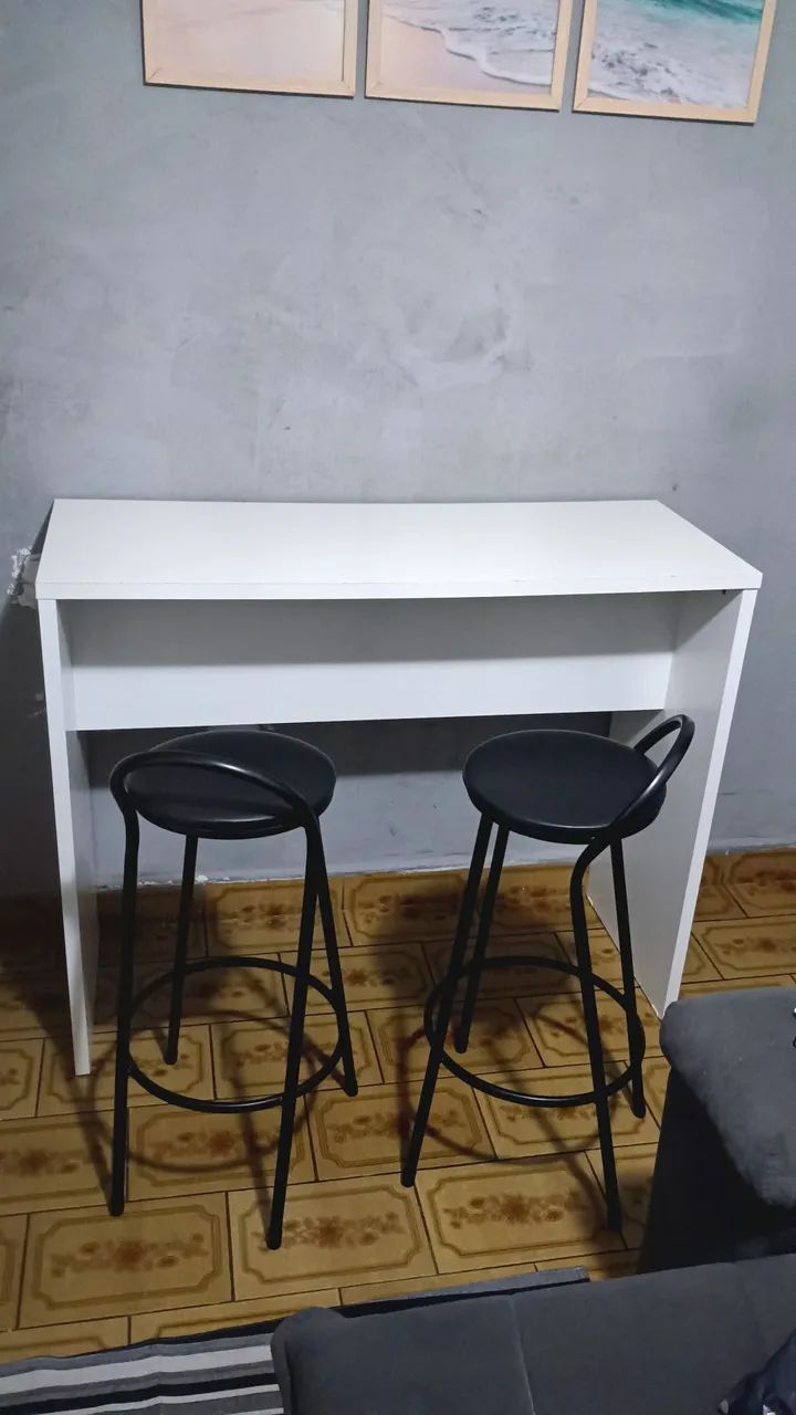 Mesa com banquetas