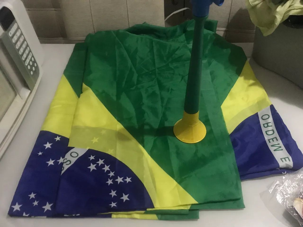 Bandeiras tamanho médio e cornetas  - Foto 2