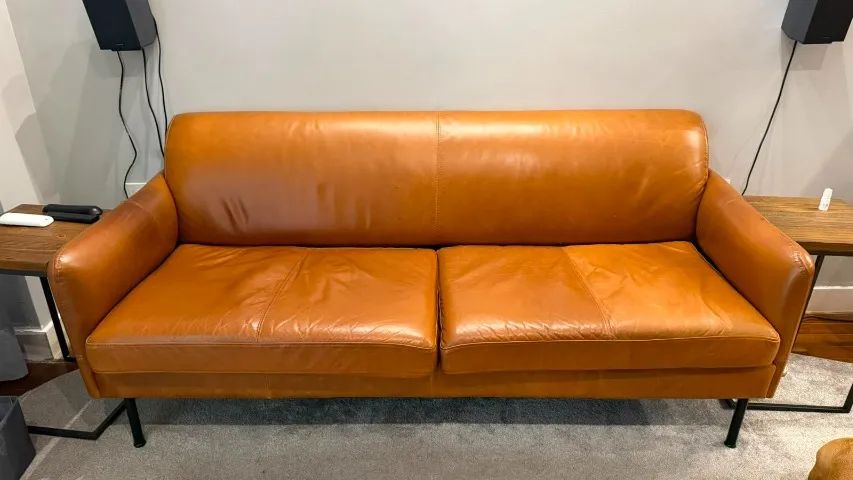 Sofá 2 Lugares Tok&Stok Viscount - Couro  - Foto 2