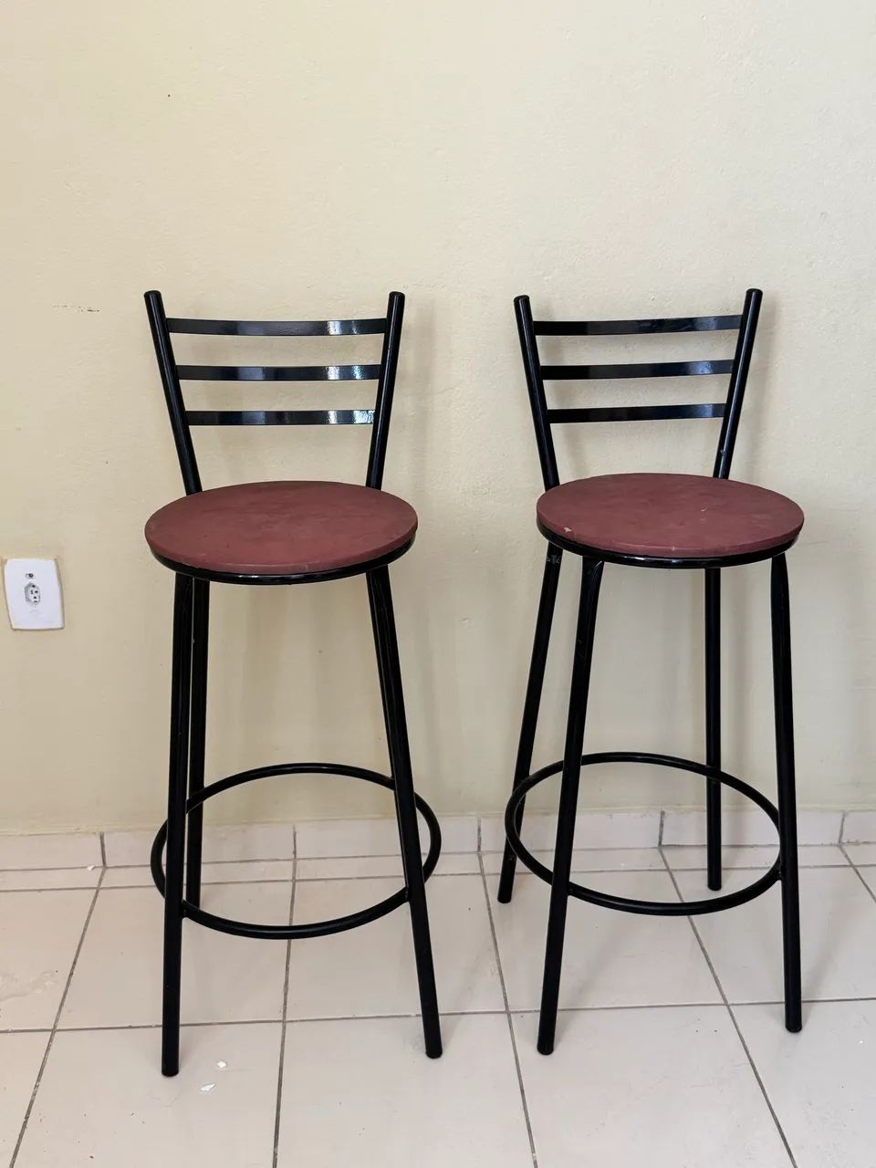 VENDO 2 CADEIRAS ALTAS - R$ 50 AS DUAS