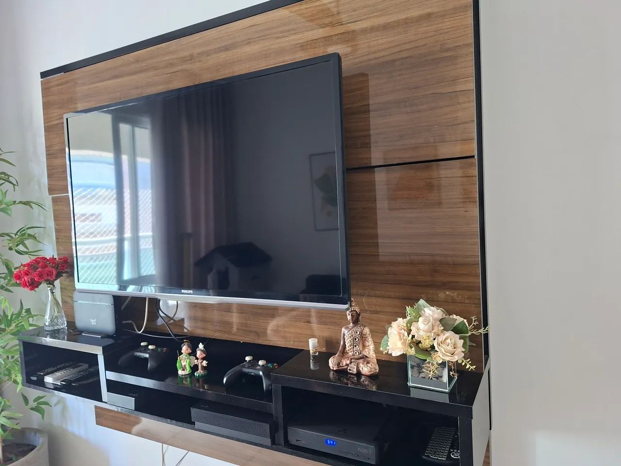 Painel para TV com Rack e Nichos - Marrom e Preto - Foto 2