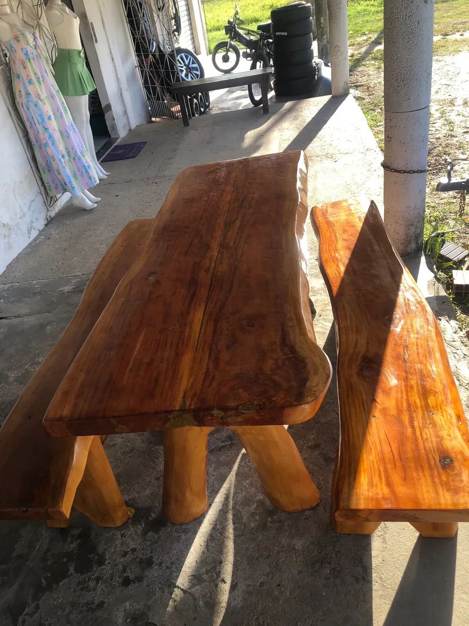 Mesa rústica com 2 bancos 