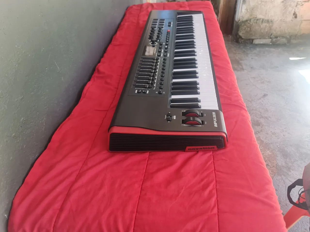 Novation impulse 61 com rack titanium top 