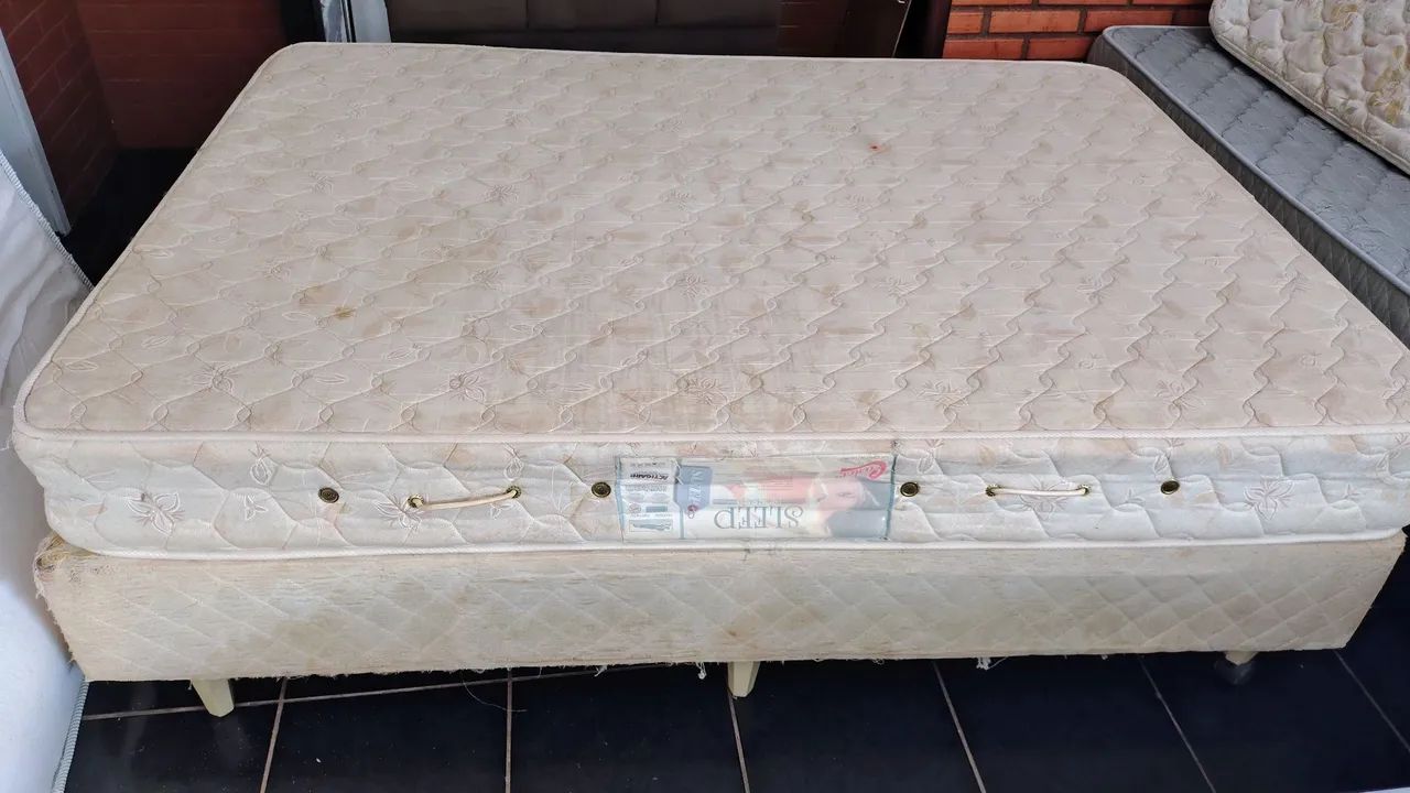 Cama box casal bem usadinha 