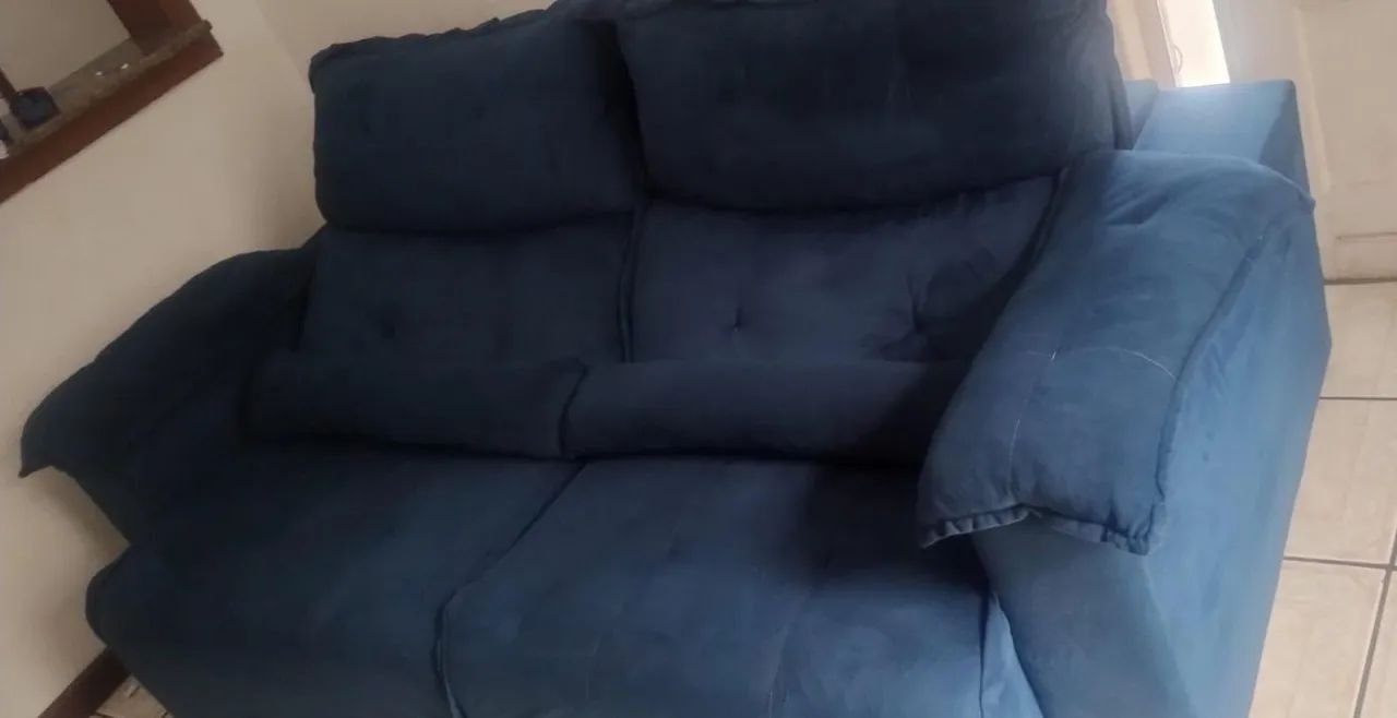 Sofá retrátil 2 lugares, na cor azul, 6 meses de uso praticamente novo.65580472913538123