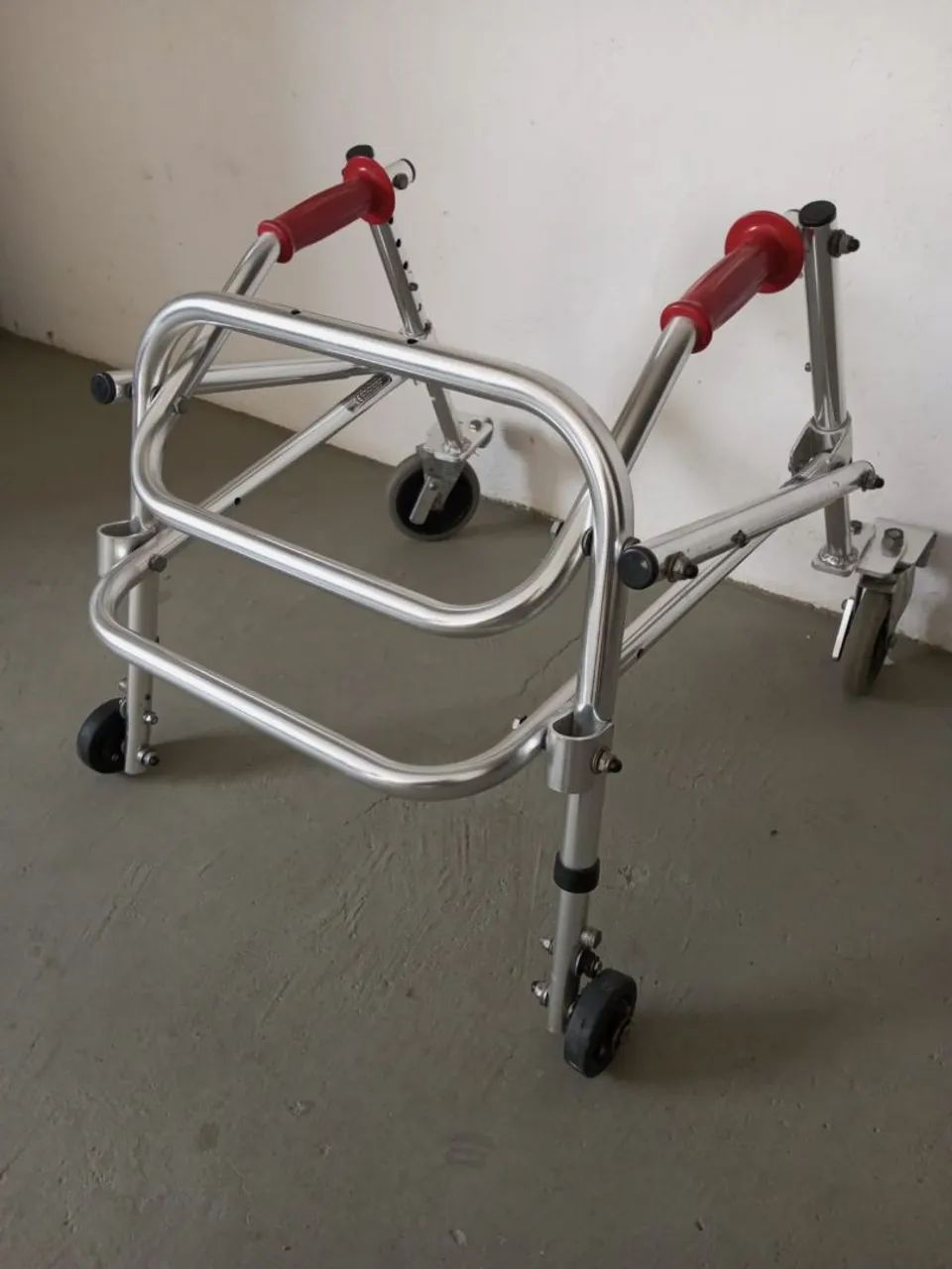 Andador Kaye 2 - com rodas 