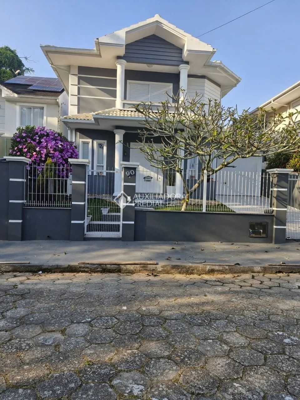 Casa à venda - Santa Mônica | 4 quartos + área gourmet completa