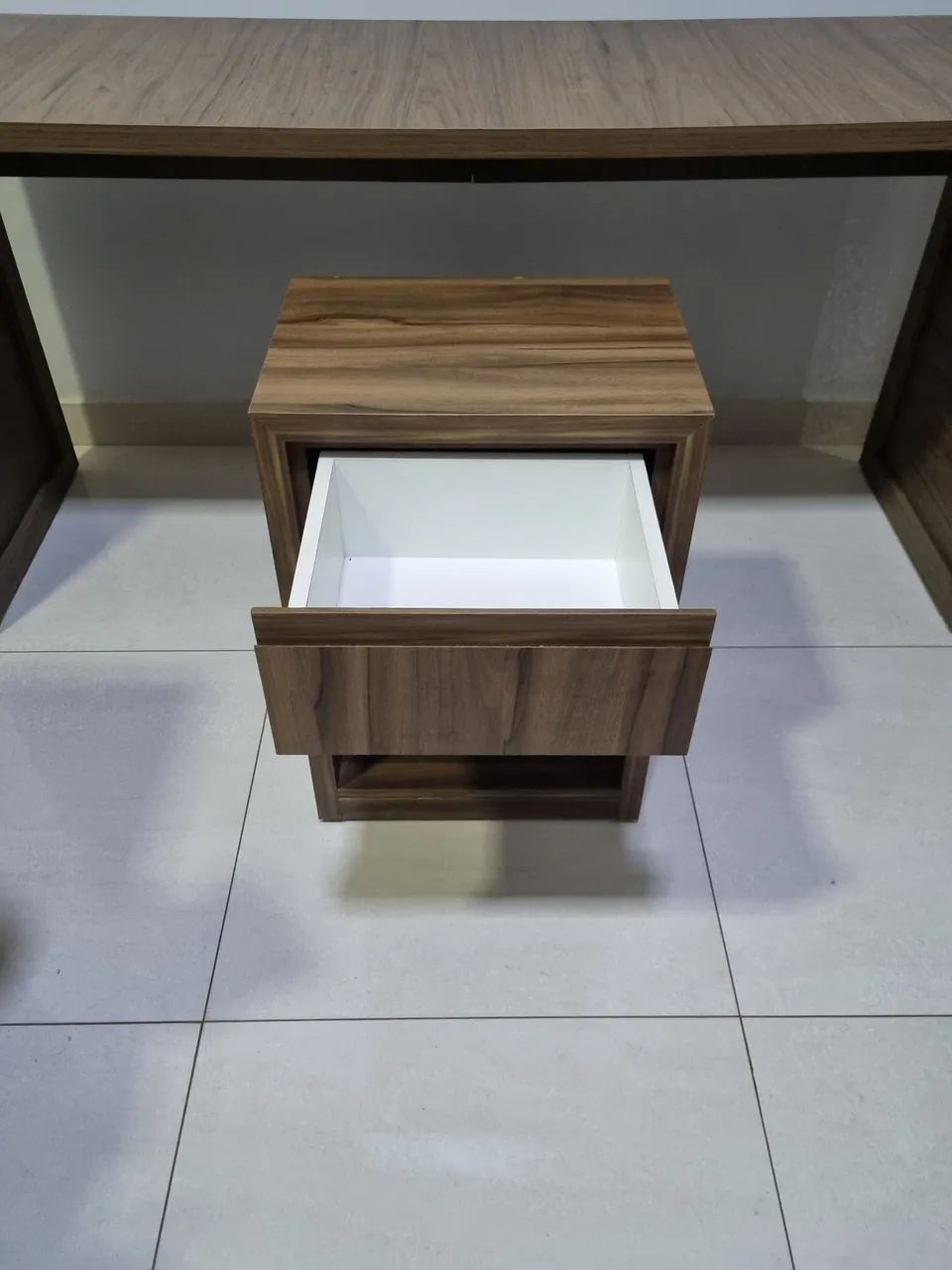 Mesa, criado-mudo e cadeira - Foto 3