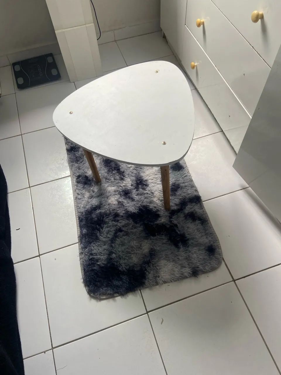 Mesa pequena de madeira