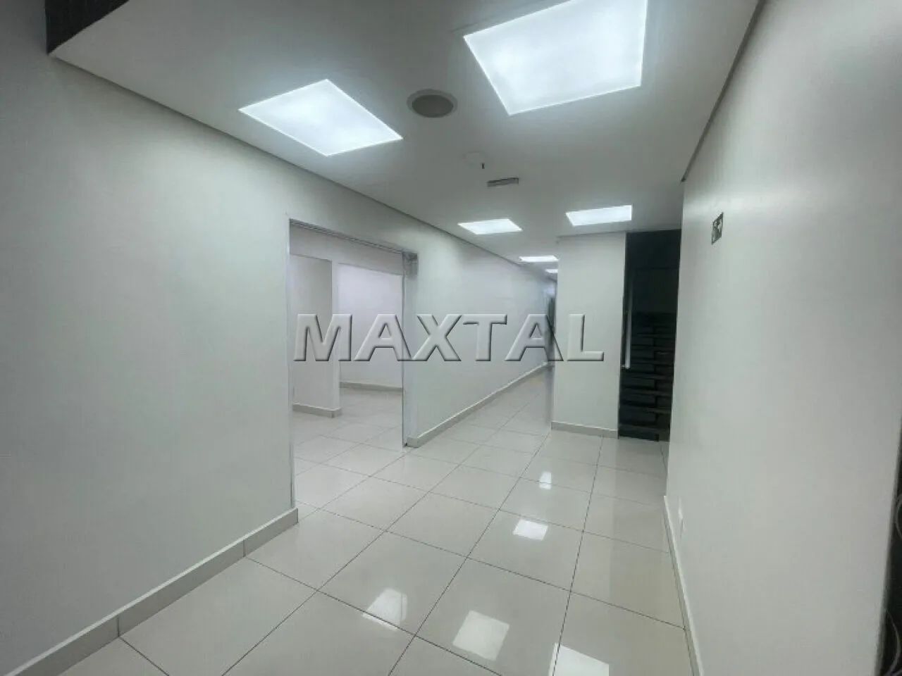 Prédio comercial para locação, de 970m², com 23 salas, 25 vagas e 9 banheiros, em Santana.