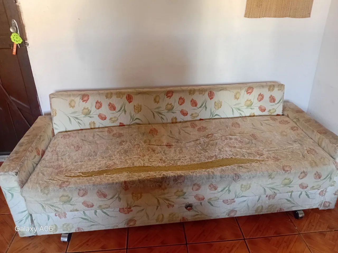 Sofá cama estilo casal precisa só reformar o tecido  - Foto 2