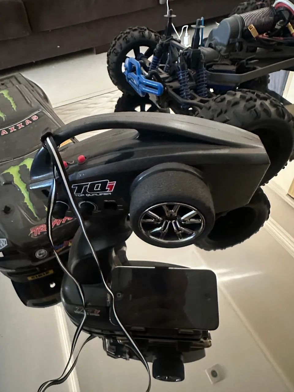 Automodelo Traxxas EMaxx - Foto 5