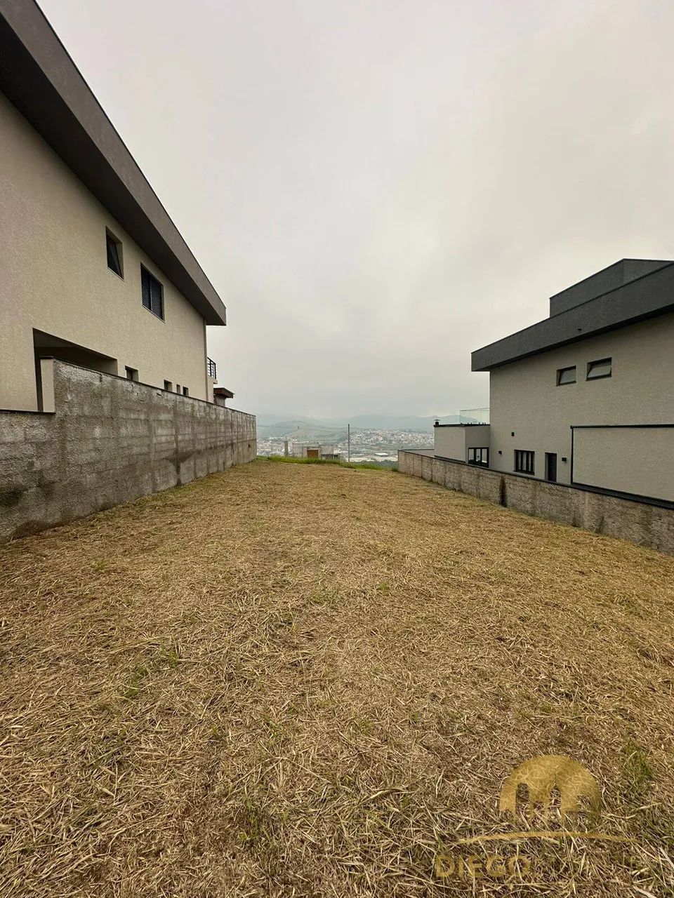 TERRENO EM CONDOMINIO FECHADO EM BOM JESUS DOS PERDOES