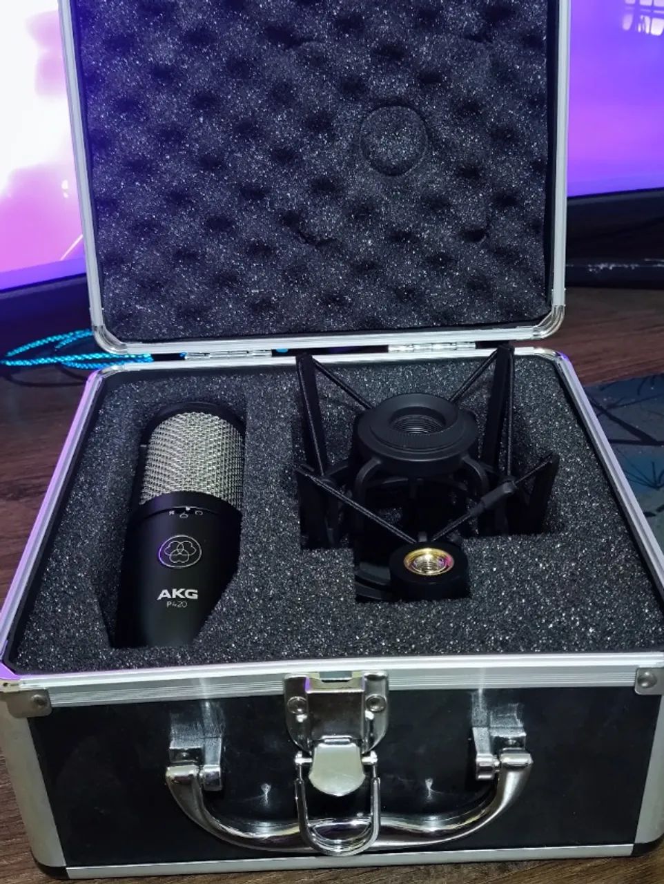 Microfone Condensador AKG P420 c/ Spider Shock Mount - Foto 2