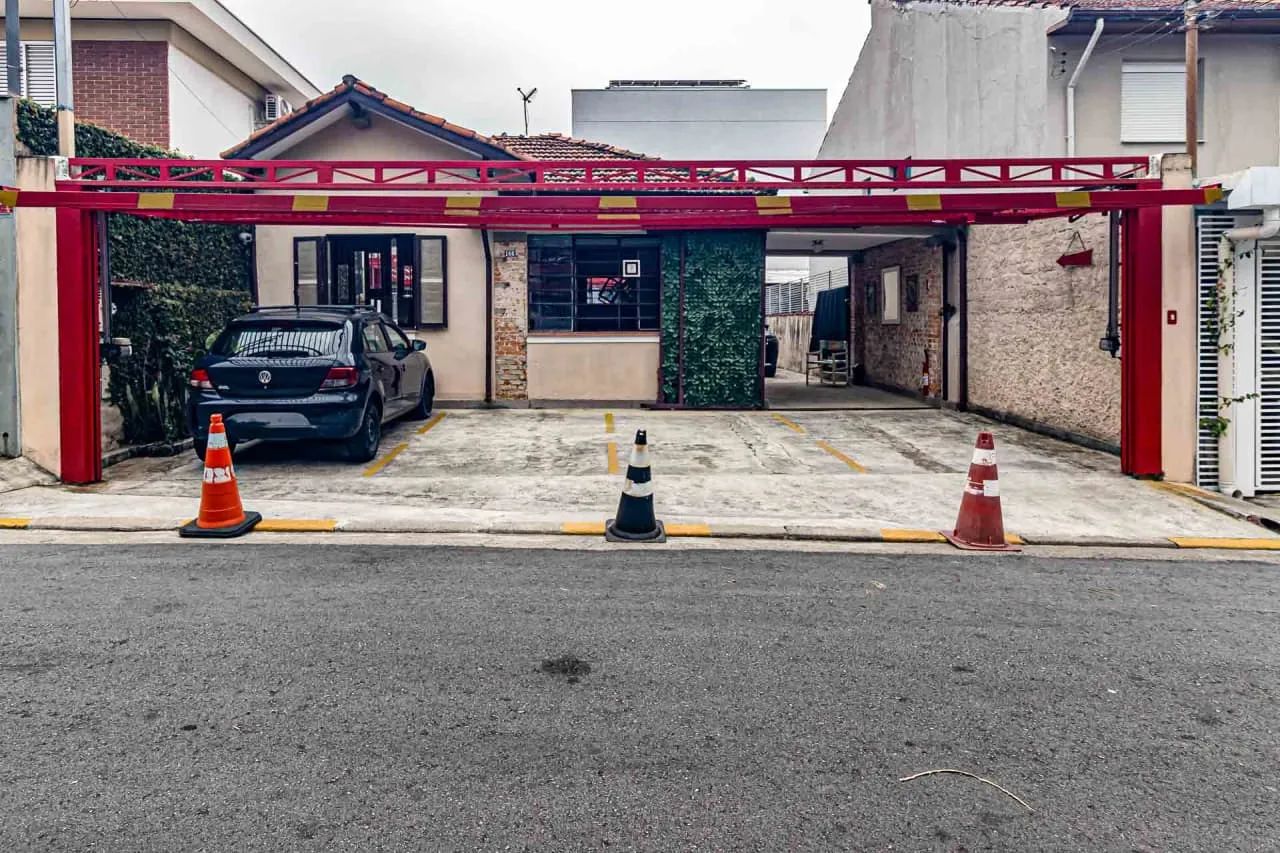 Casa comercial na Rua Despraiado, 168  210 m²