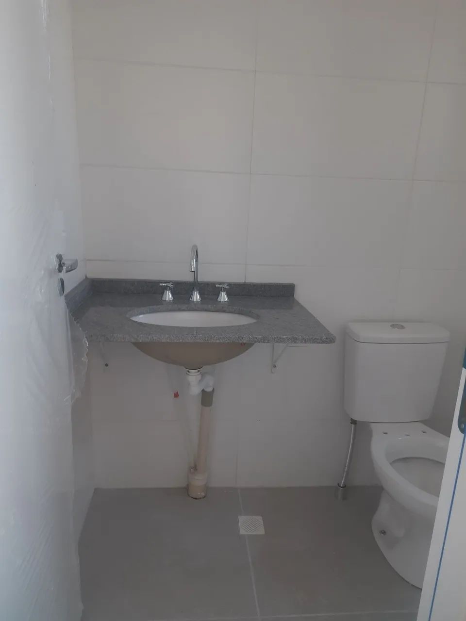 2 pias lavatório com torneiras, cor cinza andorinha 