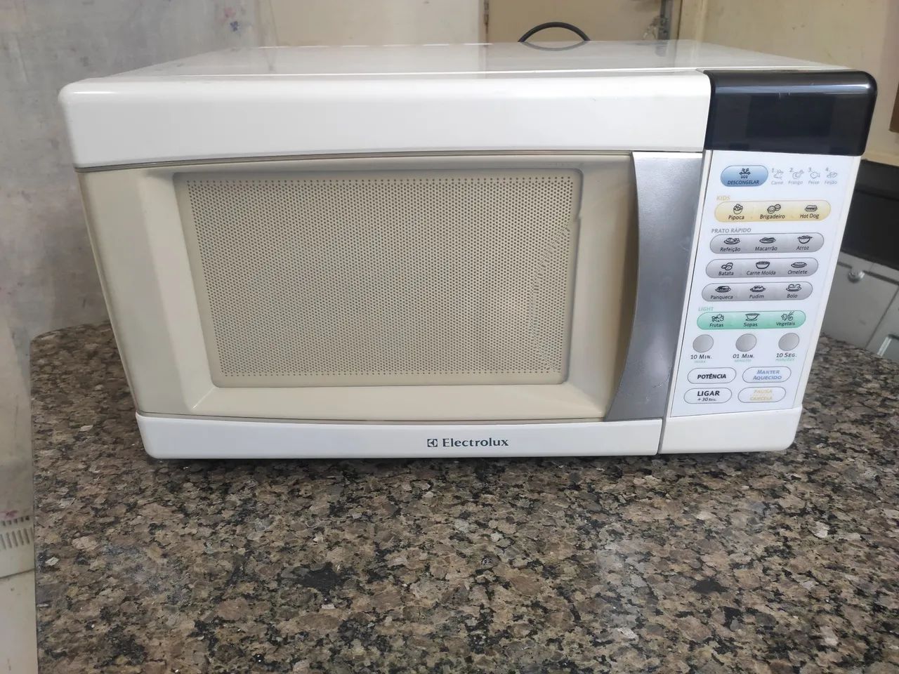 Microondas Eletro lux 23 litros, com garantia de 3 meses.