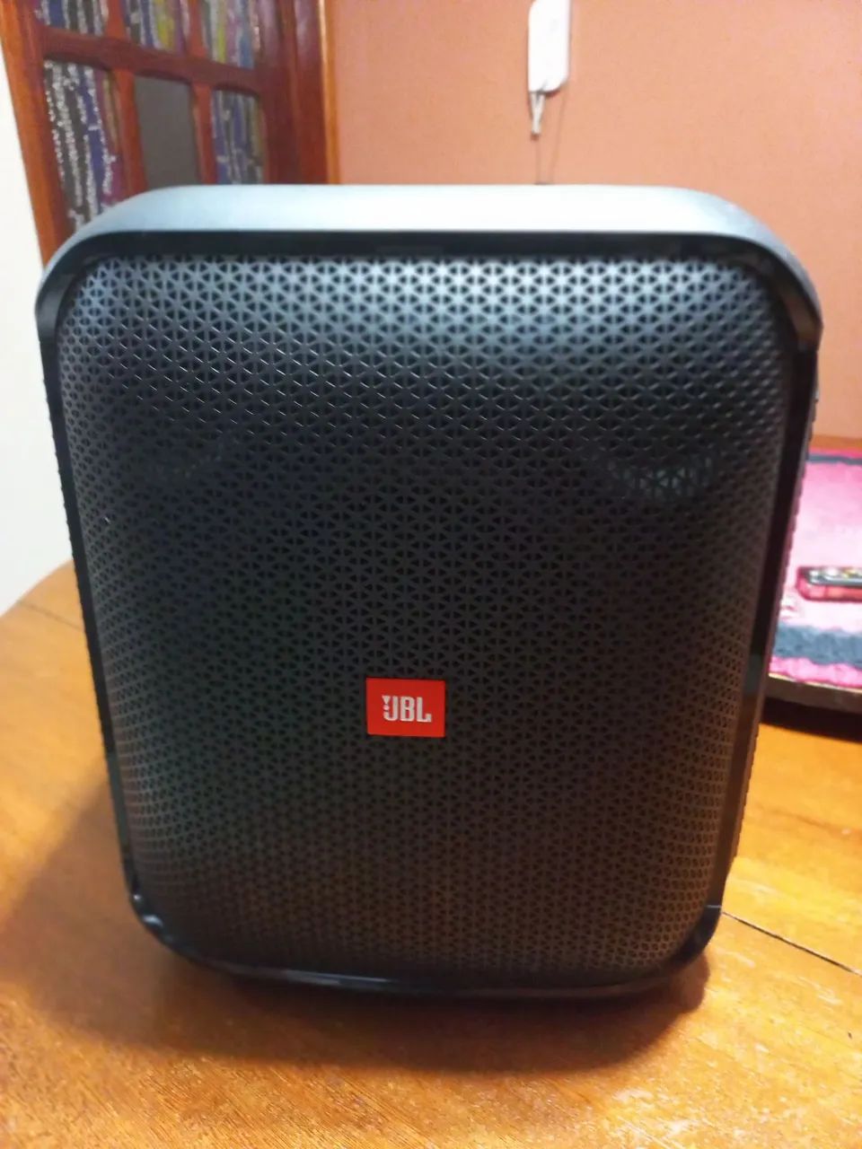 Vendo caixa de som JBL (OBS)NÃO É COM OS MICROFONES.