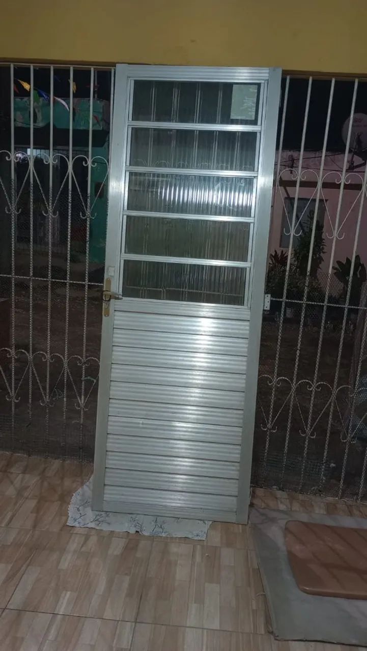 Vendo porta de alumínio - 70cm de largura - Aceito troca por porta de madeira - Foto 2