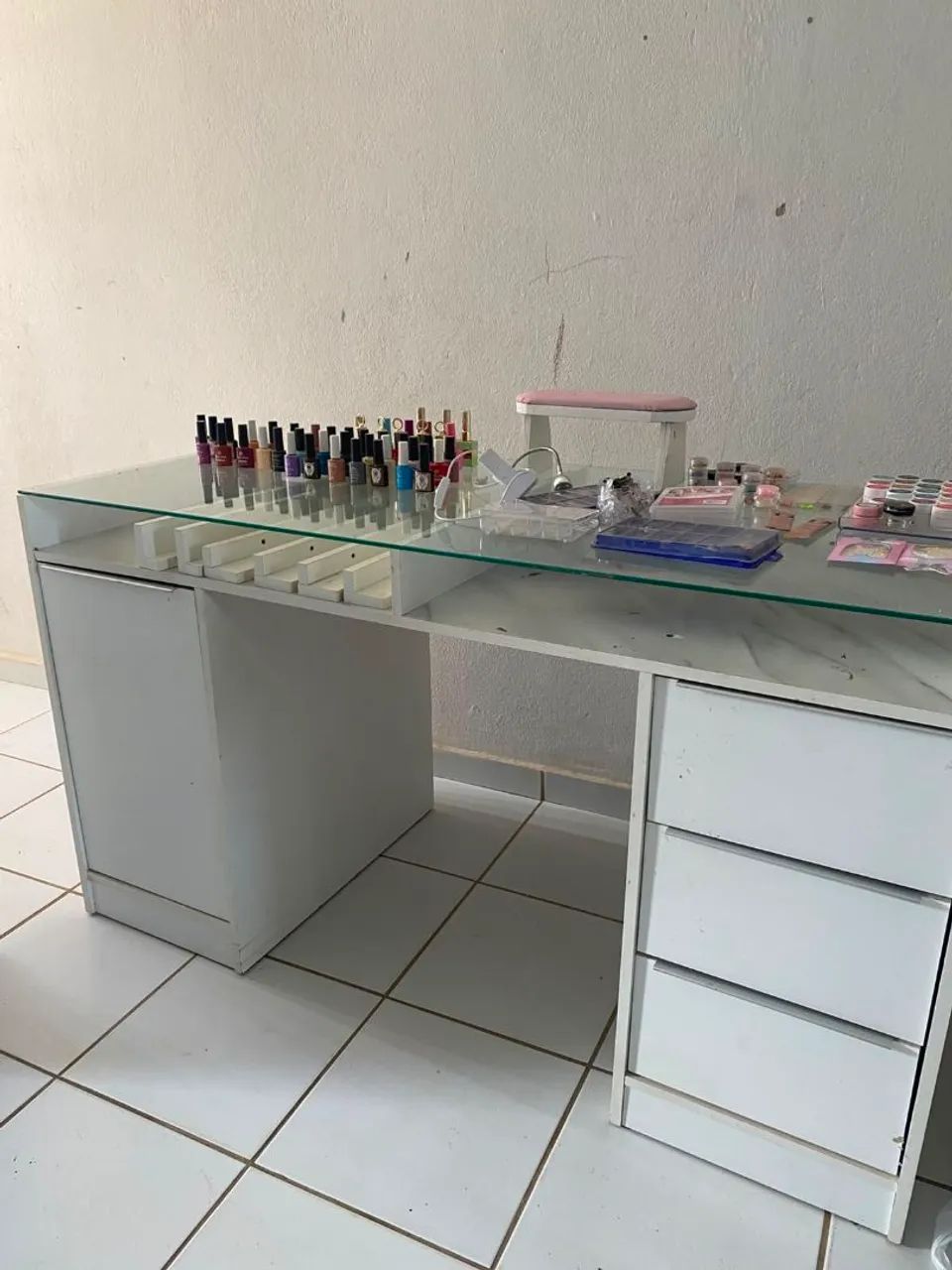 Vendo mesa de manicure 