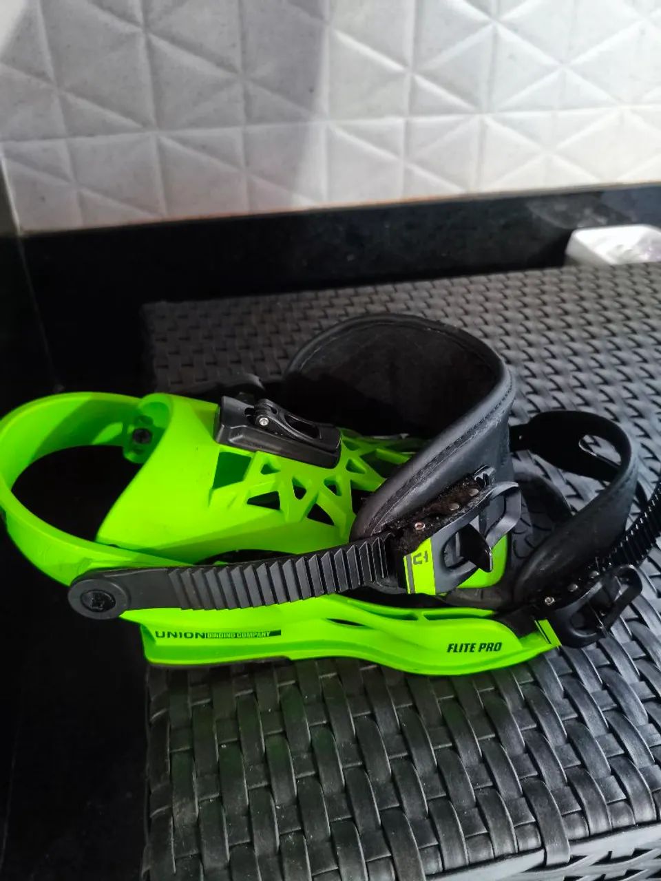 fixação de snowboard Union Binding Company modelo Flite Pro na cor verde neon. - Foto 4