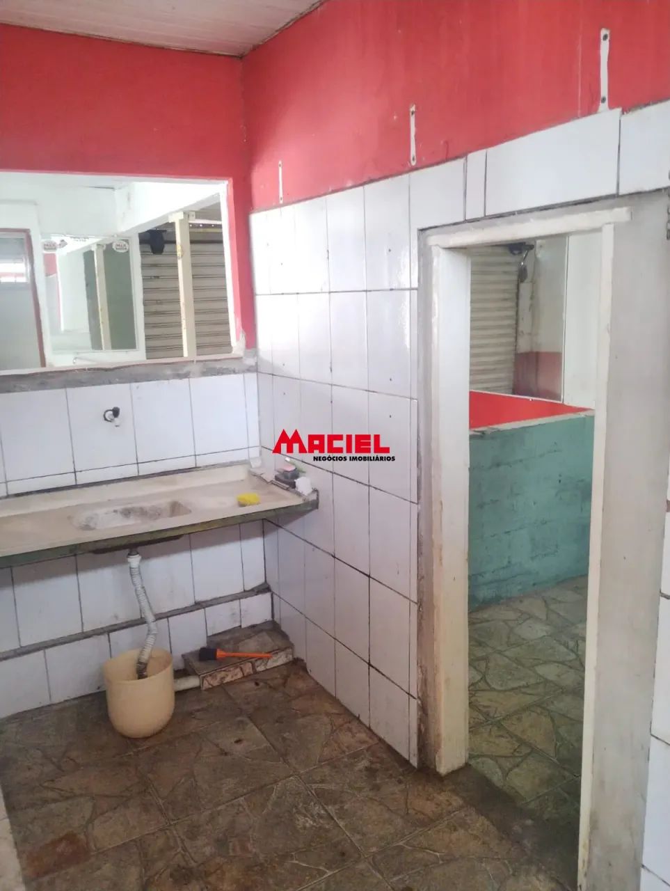 Ponto comercial, com dois espaços para comércio mais terreno ao lado sem construção.
