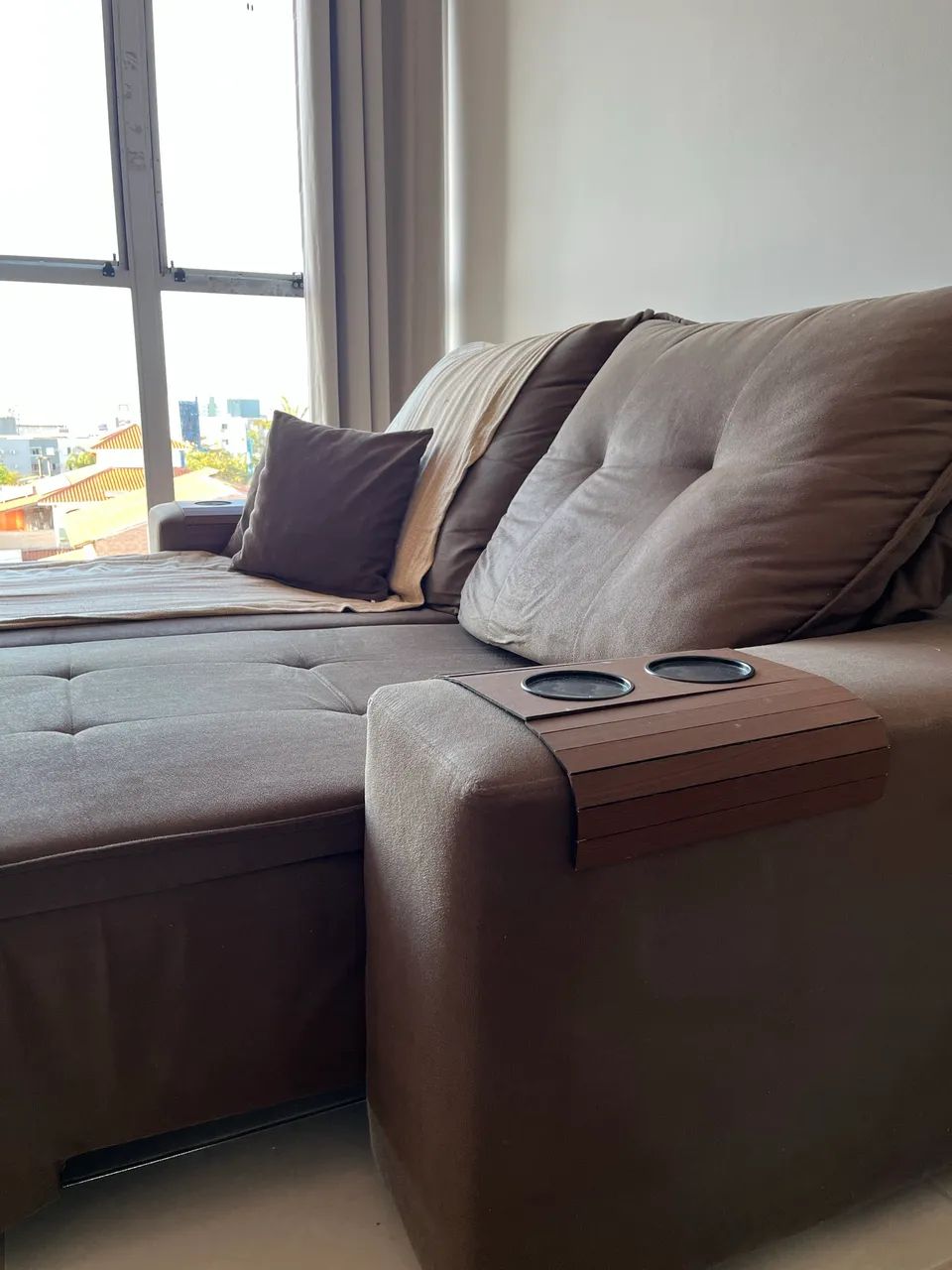 Sofá dois lugares em suede marrom - Foto 4
