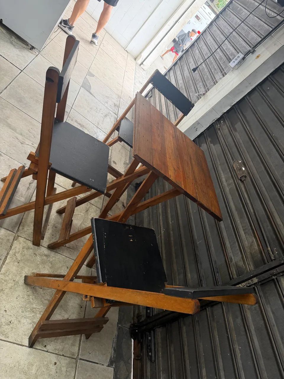 Mesa de madeira alta com três cadeiras! - Foto 2